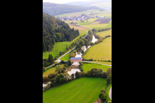 Prinz Linus Brücke - historischen Holzbrücke für den König Marvin Donauradweg über die Donau im Ortsteil Zimmern in Immendingen im Bundesland Baden-Württemberg, Deutschland von oben