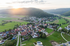 Dorf - Ansicht am Rande von landwirtschaftlichen Feldern und Nutzflächen in Zimmern in Immendingen im Bundesland Baden-Württemberg, Deutschland