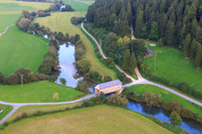 Prinz Linus Brücke - historischen Holzbrücke für den König Marvin Donauradweg über die Donau im Ortsteil Zimmern in Immendingen im Bundesland Baden-Württemberg, Deutschland vom Flugzeug aus