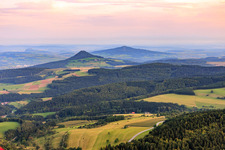 Blick zu den Hegauvulkanen aus Nordosten im Ortsteil Stetten in Engen im Bundesland Baden-Württemberg, Deutschland