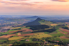 Luftbild von Blick zu den Hegauvulkanen aus Nordosten im Ortsteil Stetten in Engen im Bundesland Baden-Württemberg, Deutschland