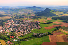 Ortsansicht aus Nordosten mit  Camping Sonnental, Hui Erlebnisbad und Blick zu den Hegauvulkanen in Engen im Bundesland Baden-Württemberg, Deutschland