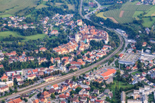 Luftbild von Altstadt mit  Mariä Himmelfahrt jenseits der Bahnstrecke in Engen im Bundesland Baden-Württemberg, Deutschland