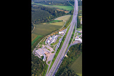 Luftbild von Solardach Autobahn Raststätte / Rastanlage im Hegau - OST and der A81 in Engen im Bundesland Baden-Württemberg, Deutschland