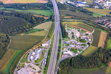 Solardach Autobahn Raststätte / Rastanlage im Hegau - OST and der A81 in Engen im Bundesland Baden-Württemberg, Deutschland von oben