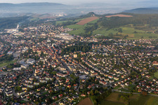 Ortsansicht der Straßen und Häuser der Wohngebiete in Stockach im Bundesland Baden-Württemberg, Deutschland