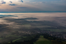 Nebel überm Bodensee im Ortsteil Güttingen in Radolfzell am Bodensee im Bundesland Baden-Württemberg, Deutschland