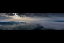 Panorama mit Bodennebel bei Sonnenaufgang am Bodensee im Ortsteil Stahringen in Radolfzell am Bodensee im Bundesland Baden-Württemberg, Deutschland