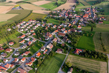Dorf - Ansicht am Rande von landwirtschaftlichen Feldern und Nutzflächen in Völlkofen in Hohentengen im Bundesland Baden-Württemberg, Deutschland