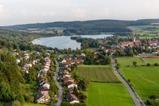 Luftbild von Dorfkern an den Uferbereichen des Ruschweiler und Volzer See in Ruschweiler in Illmensee im Bundesland Baden-Württemberg, Deutschland