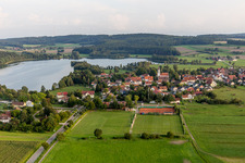 Luftaufnahme von Dorfkern an den Uferbereichen des Ruschweiler und Volzer See in Ruschweiler in Illmensee im Bundesland Baden-Württemberg, Deutschland