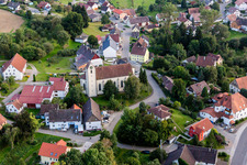 Luftbild von Kirchengebäude St. Oswald im Dorfkern im Ortsteil Mindersdorf in Hohenfels im Bundesland Baden-Württemberg, Deutschland