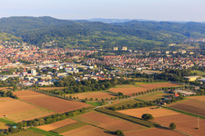Schrägluftbild von Stadtansicht am Rand des Odenwalds aus Westen in Heppenheim im Bundesland Hessen, Deutschland