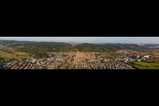 Stadtpanorama am Rand des Odenwalds aus Westen in Hemsbach im Bundesland Baden-Württemberg, Deutschland