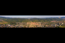 Stadtpanorama am Rand des Odenwalds aus Westen in Hemsbach im Bundesland Baden-Württemberg, Deutschland