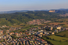 Stadtansicht am Rand des Odenwalds aus Westen in Hemsbach im Bundesland Baden-Württemberg, Deutschland