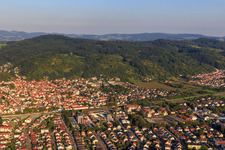 Luftbild von Stadtansicht am Rand des Odenwalds aus Westen in Hemsbach im Bundesland Baden-Württemberg, Deutschland