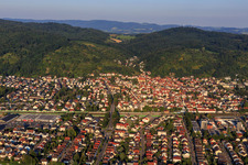 Luftaufnahme von Stadtansicht am Rand des Odenwalds aus Westen in Hemsbach im Bundesland Baden-Württemberg, Deutschland