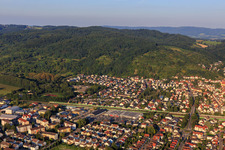 Schrägluftbild von Stadtansicht am Rand des Odenwalds aus Westen in Hemsbach im Bundesland Baden-Württemberg, Deutschland