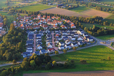 Ngen mit roten bzw. schwarzen Dächern zwischen Odenwaldallee und Friedensstr in Lorsch im Bundesland Hessen, Deutschland