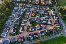Ng mit schwarzen Dächern zwischen Heppenheimer Straße und Friedensstr in Lorsch im Bundesland Hessen, Deutschland