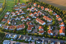 Ng mit roten Dächern zwischen Heppenheimer Straße und Odenwaldallee in Lorsch im Bundesland Hessen, Deutschland