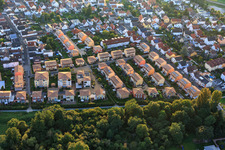 Luftbild von Mehrfamilienhaussiedlung im mediterranen Stil zwischen Oleanderstraße und Malvenweg in Lorsch im Bundesland Hessen, Deutschland