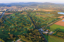 Schrägluftbild von Bahnstrecke zerschneidet den Golfplatz des Golf-Club Bensheim e.V im Bundesland Hessen, Deutschland