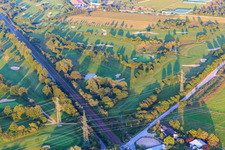 Bahnstrecke zerschneidet den Golfplatz des Golf-Club Bensheim e.V im Bundesland Hessen, Deutschland aus der Luft