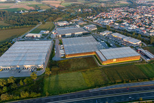 Luftaufnahme von Gebäudekomplex und Gelände des Logistikzentrums des Verteilzentrums von Alnatura in Lorsch im Bundesland Hessen, Deutschland