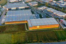 Schrägluftbild von Gebäudekomplex und Gelände des Logistikzentrums des Verteilzentrums von Alnatura in Lorsch im Bundesland Hessen, Deutschland
