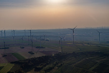 Luftaufnahme von Windpark in Gau-Heppenheim im Bundesland Rheinland-Pfalz, Deutschland