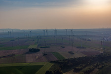 Schrägluftbild von Windpark in Gau-Heppenheim im Bundesland Rheinland-Pfalz, Deutschland