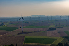 Windpark in Gau-Heppenheim im Bundesland Rheinland-Pfalz, Deutschland von oben