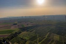 Windpark in Gau-Heppenheim im Bundesland Rheinland-Pfalz, Deutschland aus der Luft
