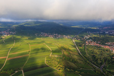 Weinberge zwischen Birkweiler und Siebeldingen aus Osten im Ortsteil Arzheim in Landau in der Pfalz im Bundesland Rheinland-Pfalz, Deutschland
