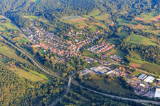 Ortsansicht im Queichtal aus Nordwesten im Ortsteil Queichhambach in Annweiler am Trifels im Bundesland Rheinland-Pfalz, Deutschland