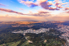 Stadtansicht am Abend aus Westen mit Gewerbegebiet Karlsruher Straße(B10) im Ortsteil Brötzingen in Pforzheim im Bundesland Baden-Württemberg, Deutschland