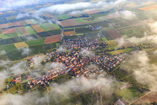 Dorfansicht unter Wolken in Impflingen im Bundesland Rheinland-Pfalz, Deutschland