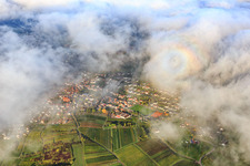 Ortsansicht unter Wolken von Osten mit Katholische Pfarrkirche St. Stephan in Albersweiler im Bundesland Rheinland-Pfalz, Deutschland