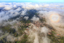 Ortsübersicht unter Wolken von Norden in Albersweiler im Bundesland Rheinland-Pfalz, Deutschland
