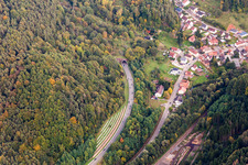 Ein- und Ausfahrt des B48 Tunnel im engen Tal der Queich in Rinnthal im Bundesland Rheinland-Pfalz, Deutschland