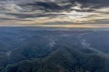 Wald und Berglandschaft des Pfälzerwalds bei Sonnenuntergang zwischen Spirkelbach und Wilgartswiesen im Bundesland Rheinland-Pfalz, Deutschland
