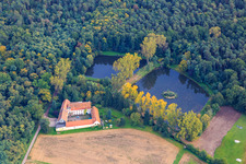 Luftaufnahme von Lachenmühle am Waldrand mit Mühlseeen im Ortsteil Niederlustadt in Lustadt im Bundesland Rheinland-Pfalz, Deutschland