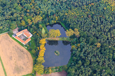 Lachenmühle am Waldrand mit Mühlseeen im Ortsteil Niederlustadt in Lustadt im Bundesland Rheinland-Pfalz, Deutschland von oben