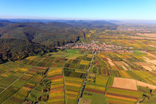 Winzerdorf am Haardtrand von Süden in Oberotterbach im Bundesland Rheinland-Pfalz, Deutschland