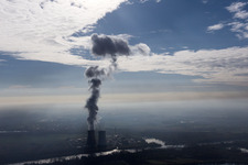 Luftbild von Dampfsäule über dem Kühlturm des AKW Kernkraftwerk der EnBW Kernkraft GmbH auf der Rheinschanzinsel am Rhein in Philippsburg im Bundesland Baden-Württemberg, Deutschland