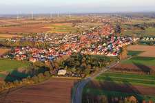 Dorfansicht aus Westen hinter der Baumschule in Wörth am Rhein im Bundesland Rheinland-Pfalz, Deutschland