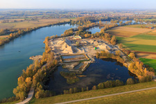 Baggersee in den Rheinauen mit Kieswerk von  Heidelberg Materials Mineralik in Neupotz im Bundesland Rheinland-Pfalz, Deutschland
