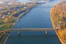Luftbild von Eisenbahn.-Rheinbrücke aus Süden in Germersheim im Bundesland Rheinland-Pfalz, Deutschland